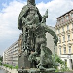 Gertrudendenkmal auf der Gertraudenbrücke in Berlin-Mitte von Rudolf Siemering von 1896, Gesamtansicht