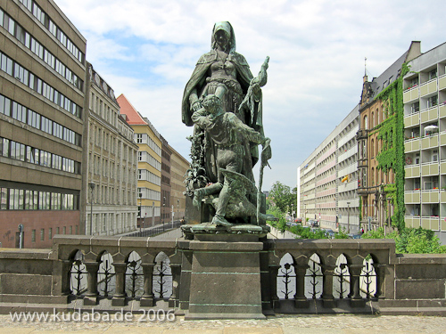 Gertrudendenkmal auf der Gertraudenbrücke in Berlin-Mitte von Rudolf Siemering von 1896, Gesamtansicht