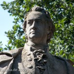Goethe-Denkmal im Großen Tiergarten in Berlin von Fritz Schaper von 1880, Detailansicht der Standfigur Goethes