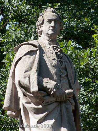 Goethe-Denkmal im Großen Tiergarten in Berlin von Fritz Schaper von 1880, Detailansicht der Standfigur Goethes