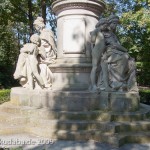 Goethe-Denkmal im Großen Tiergarten in Berlin von Fritz Schaper von 1880, Detailansicht des Sockels