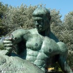 Denkmal "Herkules mit dem erymanthischen Eber" von Louis Tuaillon in Berlin-Tiergarten, Detailansicht