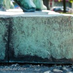 Denkmal "Herkules mit dem erymanthischen Eber" von Louis Tuaillon in Berlin-Tiergarten, Detailansicht der Signatur der Bildgießerei