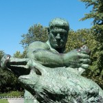 Denkmal "Herkules mit dem erymanthischen Eber" von Louis Tuaillon in Berlin-Tiergarten, Detailansicht