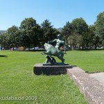 Denkmal "Herkules mit dem erymanthischen Eber" von Louis Tuaillon in Berlin-Tiergarten, Gesamtansicht aus der Ferne