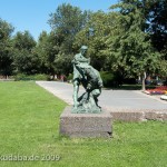 Denkmal "Herkules mit dem erymanthischen Eber" von Louis Tuaillon in Berlin-Tiergarten, Gesamtansicht aus der Ferne