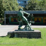 Denkmal "Herkules mit dem erymanthischen Eber" von Louis Tuaillon in Berlin-Tiergarten, Gesamtansicht aus der Ferne