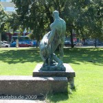 Denkmal "Herkules mit dem erymanthischen Eber" von Louis Tuaillon in Berlin-Tiergarten, Gesamtansicht aus der Ferne