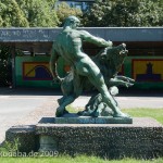 Denkmal "Herkules mit dem erymanthischen Eber" von Louis Tuaillon in Berlin-Tiergarten, Gesamtansicht