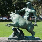 Denkmal "Herkules mit dem erymanthischen Eber" von Louis Tuaillon in Berlin-Tiergarten, Gesamtansicht