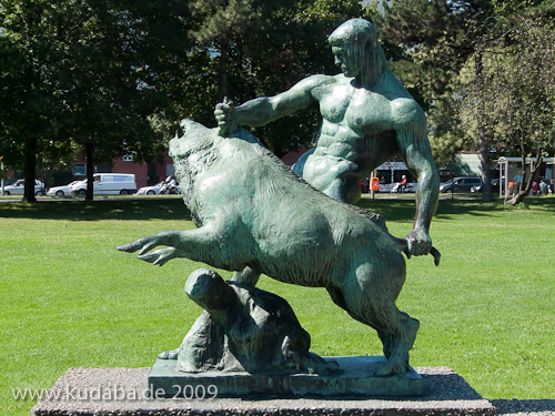 Denkmal "Herkules mit dem erymanthischen Eber" von Louis Tuaillon in Berlin-Tiergarten, Gesamtansicht