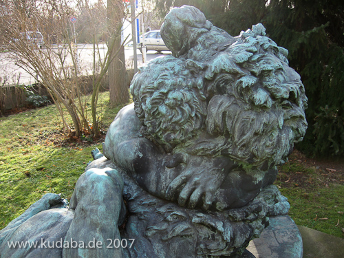 Sulptur "Herkules kämpft mit dem Nemeischen Löwen" von Max Klein in Berlin-Dahlem, Detailansicht