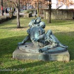 Sulptur "Herkules kämpft mit dem Nemeischen Löwen" von Max Klein in Berlin-Dahlem, Gesamtansicht