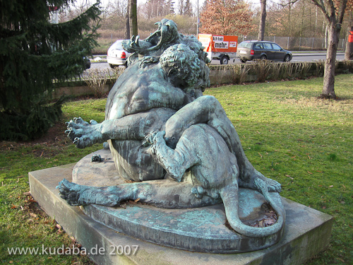 Sulptur "Herkules kämpft mit dem Nemeischen Löwen" von Max Klein in Berlin-Dahlem, Gesamtansicht