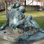 Sulptur "Herkules kämpft mit dem Nemeischen Löwen" von Max Klein in Berlin-Dahlem, Gesamtansicht