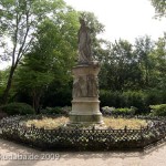 Denkmal Königin Luise auf der Luiseninsel im Großen Tiergarten in Berlin von Erdmann Encke, Kopie aus Zementguss, Zustand: Juli 2009. Dieses Bild von Andres Imhof ist lizenziert unter einer Creative Commons Namensnennung - Nicht-kommerziell - Keine Bearbeitung 3.0 Deutschland Lizenz.