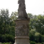 Denkmal Königin Luise auf der Luiseninsel im Großen Tiergarten in Berlin von Erdmann Encke, Kopie aus Zementguss, Zustand: Juli 2009. Dieses Bild von Andres Imhof ist lizenziert unter einer Creative Commons Namensnennung - Nicht-kommerziell - Keine Bearbeitung 3.0 Deutschland Lizenz.