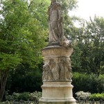 Denkmal Königin Luise auf der Luiseninsel im Großen Tiergarten in Berlin von Erdmann Encke, Kopie aus Zementguss, Zustand: Juli 2009. Dieses Bild von Andres Imhof ist lizenziert unter einer Creative Commons Namensnennung - Nicht-kommerziell - Keine Bearbeitung 3.0 Deutschland Lizenz.