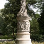 Denkmal Königin Luise auf der Luiseninsel im Großen Tiergarten in Berlin von Erdmann Encke, Kopie aus Zementguss, Zustand: Juli 2009. Dieses Bild von Andres Imhof ist lizenziert unter einer Creative Commons Namensnennung - Nicht-kommerziell - Keine Bearbeitung 3.0 Deutschland Lizenz.