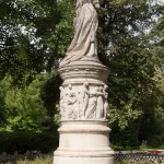 Denkmal Königin Luise auf der Luiseninsel im Großen Tiergarten in Berlin von Erdmann Encke, Kopie aus Zementguss, Zustand: Juli 2009. Dieses Bild von Andres Imhof ist lizenziert unter einer Creative Commons Namensnennung - Nicht-kommerziell - Keine Bearbeitung 3.0 Deutschland Lizenz.