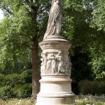 Denkmal Königin Luise auf der Luiseninsel im Großen Tiergarten in Berlin von Erdmann Encke, Kopie aus Zementguss, Zustand: Juli 2009. Dieses Bild von Andres Imhof ist lizenziert unter einer Creative Commons Namensnennung - Nicht-kommerziell - Keine Bearbeitung 3.0 Deutschland Lizenz.