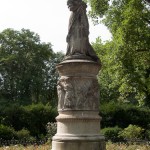 Denkmal Königin Luise auf der Luiseninsel im Großen Tiergarten in Berlin von Erdmann Encke, Kopie aus Zementguss, Zustand: Juli 2009. Dieses Bild von Andres Imhof ist lizenziert unter einer Creative Commons Namensnennung - Nicht-kommerziell - Keine Bearbeitung 3.0 Deutschland Lizenz.