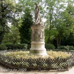 Denkmal Königin Luise auf der Luiseninsel im Großen Tiergarten in Berlin von Erdmann Encke, Kopie aus Zementguss, Zustand: Juli 2009. Dieses Bild von Andres Imhof ist lizenziert unter einer Creative Commons Namensnennung - Nicht-kommerziell - Keine Bearbeitung 3.0 Deutschland Lizenz.