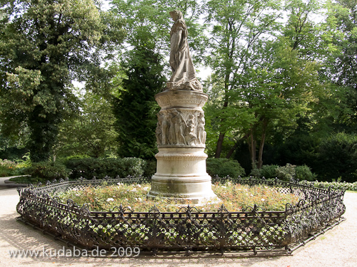 Denkmal Königin Luise auf der Luiseninsel im Großen Tiergarten in Berlin von Erdmann Encke, Kopie aus Zementguss, Zustand: Juli 2009. Dieses Bild von Andres Imhof ist lizenziert unter einer Creative Commons Namensnennung - Nicht-kommerziell - Keine Bearbeitung 3.0 Deutschland Lizenz.