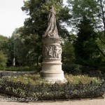 Denkmal Königin Luise auf der Luiseninsel im Großen Tiergarten in Berlin von Erdmann Encke, Kopie aus Zementguss, Zustand: Juli 2009. Dieses Bild von Andres Imhof ist lizenziert unter einer Creative Commons Namensnennung - Nicht-kommerziell - Keine Bearbeitung 3.0 Deutschland Lizenz.