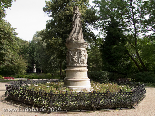 Denkmal Königin Luise auf der Luiseninsel im Großen Tiergarten in Berlin von Erdmann Encke, Kopie aus Zementguss, Zustand: Juli 2009. Dieses Bild von Andres Imhof ist lizenziert unter einer Creative Commons Namensnennung - Nicht-kommerziell - Keine Bearbeitung 3.0 Deutschland Lizenz.