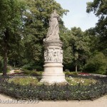 Denkmal Königin Luise auf der Luiseninsel im Großen Tiergarten in Berlin von Erdmann Encke, Kopie aus Zementguss, Zustand: Juli 2009. Dieses Bild von Andres Imhof ist lizenziert unter einer Creative Commons Namensnennung - Nicht-kommerziell - Keine Bearbeitung 3.0 Deutschland Lizenz.