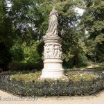 Denkmal Königin Luise auf der Luiseninsel im Großen Tiergarten in Berlin von Erdmann Encke, Kopie aus Zementguss, Zustand: Juli 2009. Dieses Bild von Andres Imhof ist lizenziert unter einer Creative Commons Namensnennung - Nicht-kommerziell - Keine Bearbeitung 3.0 Deutschland Lizenz.