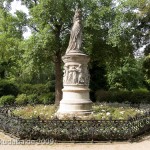 Denkmal Königin Luise auf der Luiseninsel im Großen Tiergarten in Berlin von Erdmann Encke, Kopie aus Zementguss, Zustand: Juli 2009. Dieses Bild von Andres Imhof ist lizenziert unter einer Creative Commons Namensnennung - Nicht-kommerziell - Keine Bearbeitung 3.0 Deutschland Lizenz.