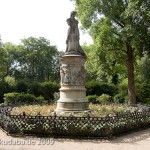 Denkmal Königin Luise auf der Luiseninsel im Großen Tiergarten in Berlin von Erdmann Encke, Kopie aus Zementguss, Zustand: Juli 2009. Dieses Bild von Andres Imhof ist lizenziert unter einer Creative Commons Namensnennung - Nicht-kommerziell - Keine Bearbeitung 3.0 Deutschland Lizenz.