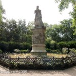 Denkmal Königin Luise auf der Luiseninsel im Großen Tiergarten in Berlin von Erdmann Encke, Kopie aus Zementguss, Zustand: Juli 2009. Dieses Bild von Andres Imhof ist lizenziert unter einer Creative Commons Namensnennung - Nicht-kommerziell - Keine Bearbeitung 3.0 Deutschland Lizenz.