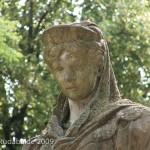 Denkmal Königin Luise auf der Luiseninsel im Großen Tiergarten in Berlin von Erdmann Encke, Kopie aus Zementguss, Zustand: Juli 2009. Dieses Bild von Andres Imhof ist lizenziert unter einer Creative Commons Namensnennung - Nicht-kommerziell - Keine Bearbeitung 3.0 Deutschland Lizenz.