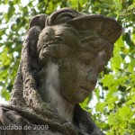 Denkmal Königin Luise auf der Luiseninsel im Großen Tiergarten in Berlin von Erdmann Encke, Kopie aus Zementguss, Zustand: Juli 2009. Dieses Bild von Andres Imhof ist lizenziert unter einer Creative Commons Namensnennung - Nicht-kommerziell - Keine Bearbeitung 3.0 Deutschland Lizenz.