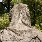 Denkmal Königin Luise auf der Luiseninsel im Großen Tiergarten in Berlin von Erdmann Encke, Kopie aus Zementguss, Zustand: Juli 2009. Dieses Bild von Andres Imhof ist lizenziert unter einer Creative Commons Namensnennung - Nicht-kommerziell - Keine Bearbeitung 3.0 Deutschland Lizenz.