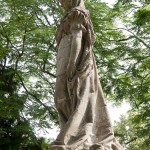 Denkmal Königin Luise auf der Luiseninsel im Großen Tiergarten in Berlin von Erdmann Encke, Kopie aus Zementguss, Zustand: Juli 2009. Dieses Bild von Andres Imhof ist lizenziert unter einer Creative Commons Namensnennung - Nicht-kommerziell - Keine Bearbeitung 3.0 Deutschland Lizenz.