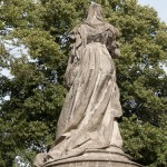 Denkmal Königin Luise auf der Luiseninsel im Großen Tiergarten in Berlin von Erdmann Encke, Kopie aus Zementguss, Zustand: Juli 2009. Dieses Bild von Andres Imhof ist lizenziert unter einer Creative Commons Namensnennung - Nicht-kommerziell - Keine Bearbeitung 3.0 Deutschland Lizenz.