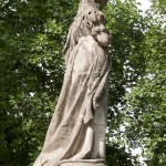 Denkmal Königin Luise auf der Luiseninsel im Großen Tiergarten in Berlin von Erdmann Encke, Kopie aus Zementguss, Zustand: Juli 2009. Dieses Bild von Andres Imhof ist lizenziert unter einer Creative Commons Namensnennung - Nicht-kommerziell - Keine Bearbeitung 3.0 Deutschland Lizenz.