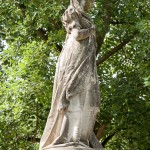 Denkmal Königin Luise auf der Luiseninsel im Großen Tiergarten in Berlin von Erdmann Encke, Kopie aus Zementguss, Zustand: Juli 2009. Dieses Bild von Andres Imhof ist lizenziert unter einer Creative Commons Namensnennung - Nicht-kommerziell - Keine Bearbeitung 3.0 Deutschland Lizenz.