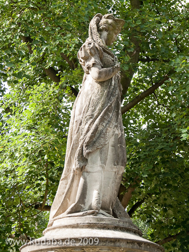 Denkmal Königin Luise auf der Luiseninsel im Großen Tiergarten in Berlin von Erdmann Encke, Kopie aus Zementguss, Zustand: Juli 2009. Dieses Bild von Andres Imhof ist lizenziert unter einer Creative Commons Namensnennung - Nicht-kommerziell - Keine Bearbeitung 3.0 Deutschland Lizenz.