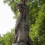 Denkmal Königin Luise auf der Luiseninsel im Großen Tiergarten in Berlin von Erdmann Encke, Kopie aus Zementguss, Zustand: Juli 2009. Dieses Bild von Andres Imhof ist lizenziert unter einer Creative Commons Namensnennung - Nicht-kommerziell - Keine Bearbeitung 3.0 Deutschland Lizenz.