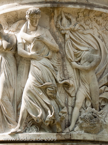 Denkmal Königin Luise auf der Luiseninsel im Großen Tiergarten in Berlin von Erdmann Encke, Kopie aus Zementguss, Zustand: Juli 2009. Dieses Bild von Andres Imhof ist lizenziert unter einer Creative Commons Namensnennung - Nicht-kommerziell - Keine Bearbeitung 3.0 Deutschland Lizenz.
