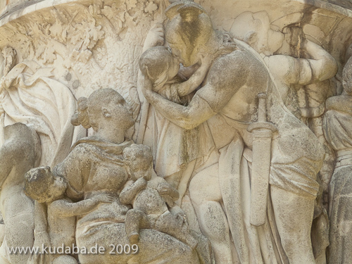 Denkmal Königin Luise auf der Luiseninsel im Großen Tiergarten in Berlin von Erdmann Encke, Kopie aus Zementguss, Zustand: Juli 2009. Dieses Bild von Andres Imhof ist lizenziert unter einer Creative Commons Namensnennung - Nicht-kommerziell - Keine Bearbeitung 3.0 Deutschland Lizenz.