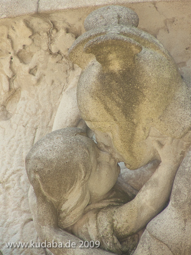 Denkmal Königin Luise auf der Luiseninsel im Großen Tiergarten in Berlin von Erdmann Encke, Kopie aus Zementguss, Zustand: Juli 2009. Dieses Bild von Andres Imhof ist lizenziert unter einer Creative Commons Namensnennung - Nicht-kommerziell - Keine Bearbeitung 3.0 Deutschland Lizenz.