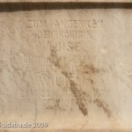 Denkmal Königin Luise auf der Luiseninsel im Großen Tiergarten in Berlin von Erdmann Encke, Kopie aus Zementguss, Zustand: Juli 2009. Dieses Bild von Andres Imhof ist lizenziert unter einer Creative Commons Namensnennung - Nicht-kommerziell - Keine Bearbeitung 3.0 Deutschland Lizenz.