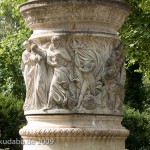 Denkmal Königin Luise auf der Luiseninsel im Großen Tiergarten in Berlin von Erdmann Encke, Kopie aus Zementguss, Zustand: Juli 2009. Dieses Bild von Andres Imhof ist lizenziert unter einer Creative Commons Namensnennung - Nicht-kommerziell - Keine Bearbeitung 3.0 Deutschland Lizenz.