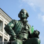 Lessing-Denkmal auf dem Gänsemarkt in Hamburg von Fritz Schaper, Detailansicht der Sitzfigur